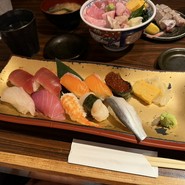 寿司十貫は待ったわりにシャリがかたく、酢が効いてなかった