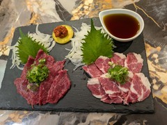 馬刺し　赤身、カルビの合盛り