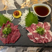 馬刺し　赤身、カルビの合盛り