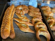 ベーコンペッパー、オリーブ、ゴルゴンゾーラと蜂蜜、アンチョビチーズ、島唄ソーセージ