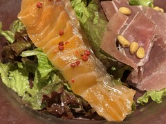 パルマ産生ハムとサーモンマリネのサラダ