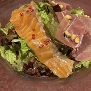 パルマ産生ハムとサーモンマリネのサラダ
