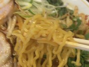 中細の縮れ麺！