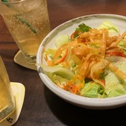 お通しのサラダが美味しい