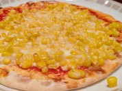 たっぷりコーンのピザ。イタリアンレストラン。