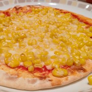 たっぷりコーンのピザ。イタリアンレストラン。