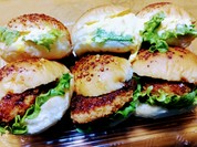 空腹時に買い物に行くと、ついこういうのも魅力的に見えて買ってしまう。ミニサイズのハンバーガー。たまご
