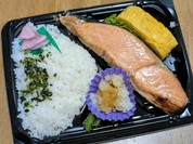 惣菜コーナーのシャケ弁です！ほのかに甘い玉子焼きと大根おろしがアクセント。