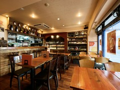 テーブル18席、カウンター4席