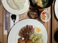 熱々で鶏唐揚げは外パリッと中ジューシーで、ステーキも赤身の柔らかいお肉でミディアムレアの焼き加減です