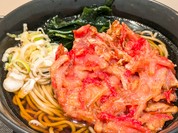 富士そば名物の紅生姜天そば。