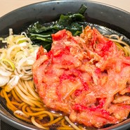 富士そば名物の紅生姜天そば。