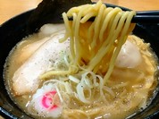 ストレート太麺をリフト(箸持ち上げ)