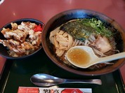 醤油ラーメン(麺大盛)と唐マヨ丼ランチ