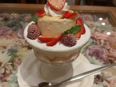 苺とピスタチオムースのフレジェ風