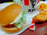 大好きなチキンフィレバーガー。野球観戦に持って行くも良し！
