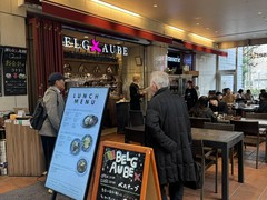 前のお客さん、この中にまで入ってさらに声かけないと店員が反応しません。