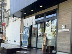 ナビでは探し回ってしまいましたが、斜め向かいに天満屋パピーズ卸センター店あります。