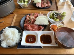 お手軽焼肉Cセット（ライス&スープ付） ¥1,980 【セット内容】淡路牛カルビ・淡路牛薄切りカルビ