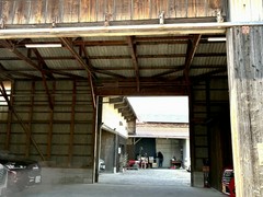 手前側が駐車場。夢ホルモン2ndの駐車場でもOK。