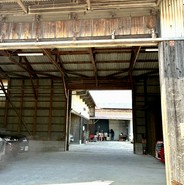 手前側が駐車場。夢ホルモン2ndの駐車場でもOK。