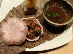 鹿肉赤ワイン煮と苺の最中、鹿肉スープ、パテと金柑とジャーキー