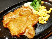皮がパリパリのチキングリル。肉料理、ステーキ、鉄板焼き、洋食！