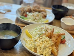 エビフライ定食と唐揚げ定食
