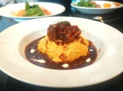 柔らかく煮込まれたビーフのデミグラスソースオムライス。カフェ洋食ランチ