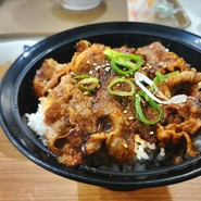 パワーランチ！牛カルビ丼。焼肉オンザライス。