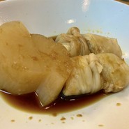 黒おでん　大根とロールキャベツ