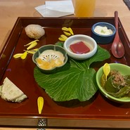 八:鯖寿司 蟹出汁巻き 丸十 紅芋紅葉·揚げ栗 イクラ醤油漬け?