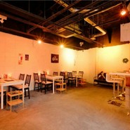 店内カジュアルで居心地の良い空間
