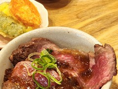 2026.02.27 本日の気まぐれ3種丼プレート ローストビーフ丼