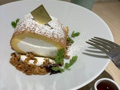 定番パンケーキもいいけど　ロールケーキもお勧め　ほろ苦いシロップで味変も楽しめます