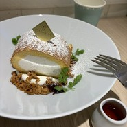 定番パンケーキもいいけど　ロールケーキもお勧め　ほろ苦いシロップで味変も楽しめます