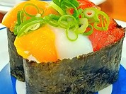 とてもカラフルなまぐろユッケ軍艦