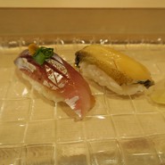 握り　カウンターで一貫ずつ提供してくれました