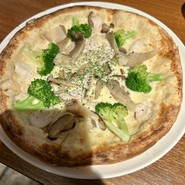 ささみきのこブロッコリーピザ