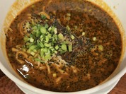 選べる担々麺は黒胡麻担々麺！