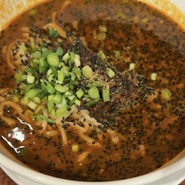 選べる担々麺は黒胡麻担々麺！