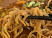 麺は平打ちの縮れ麺！