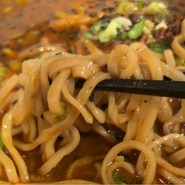 麺は平打ちの縮れ麺！