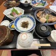 日替わり定食　（刺身4品　小鉢　本日旬の魚　鮭の煮付け　茶碗蒸し　香の物　ごはん　味噌汁）