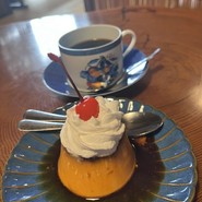 食後にコーヒーとデザートのプリン