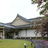 レストランの向かいの宝物館