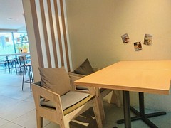 スッキリ清潔感のある店内