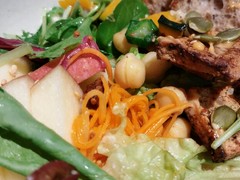 サラダボウル、下の方から色んな具材が出てきます