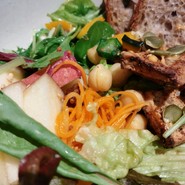 サラダボウル、下の方から色んな具材が出てきます