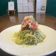 生ハムとバジルソースの冷製パスタ